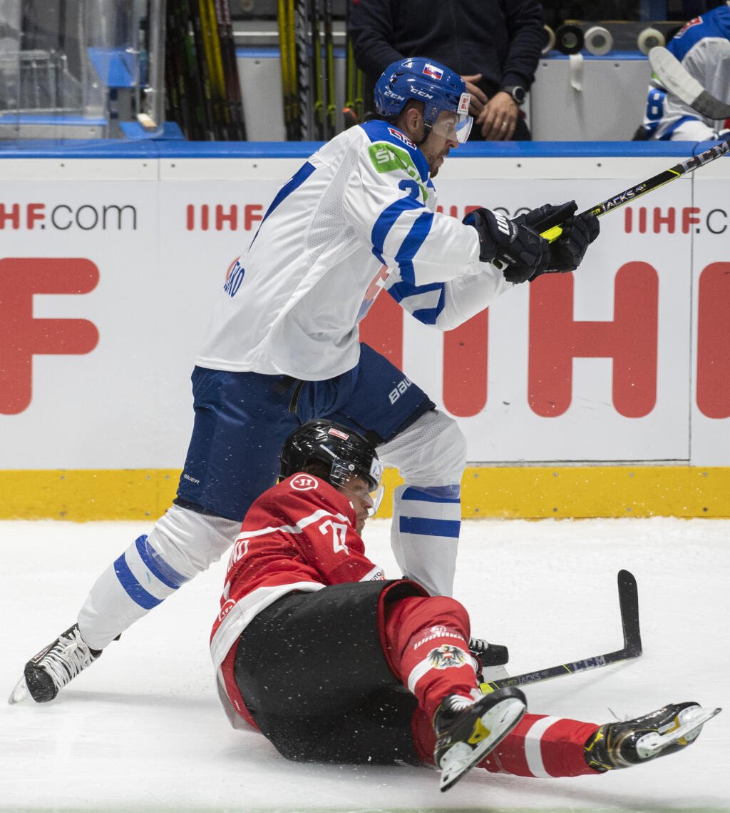 Na snímke hore Marek Hrivík (Slovensko) a Thomas Hundertpfund (Rakúsko) počas zápasu D-skupiny olympijskej kvalifikácie na ZOH v Pekingu Rakúsko - Slovensko 26. augusta 2021 v Bratislave. FOTO TASR - Martin Baumann