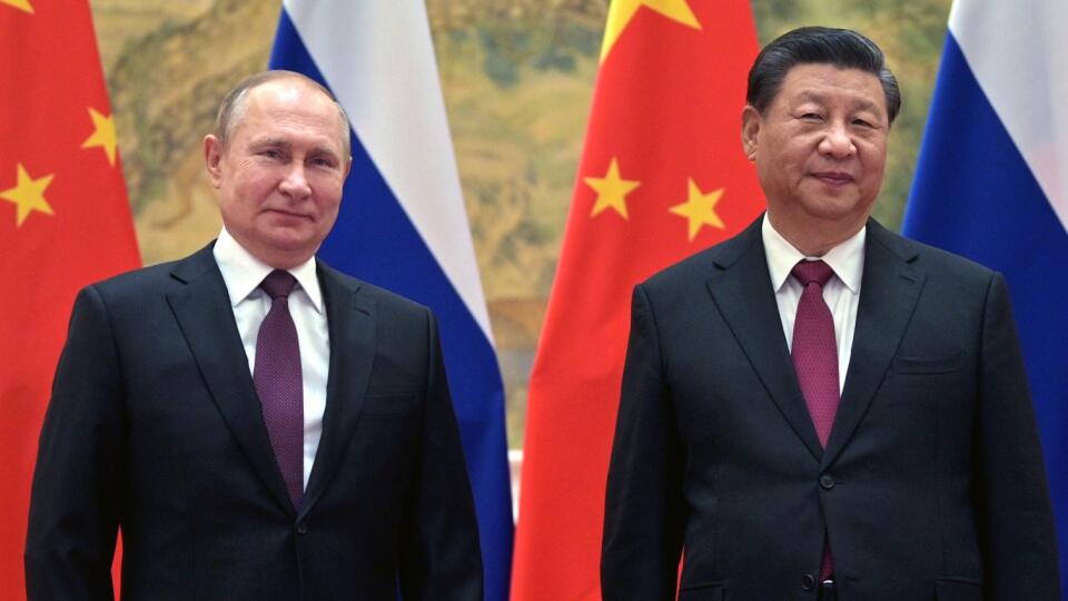 Čínsky prezident Si Ťin-pching (vpravo) a ruský prezident Vladimir Putin pózujú pred ich stretnutím v Pekingu 4. februára 2022. Putin v piatok pricestoval do Pekingu an otvorenie tohtoročných zimných olympijských hier 2022. FOTO TASR/AP