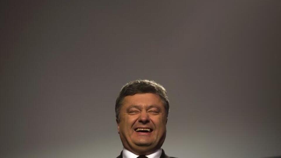 Ukrainian President Petro Poroshenko smiles during a press conference following the parliamentary elections in Kiev, Ukraine, Sunday, Oct. 26, 2014. Exit polls seem to indicate Ukrainians have overwhelmingly voted for several pro-Western parties in a landmark parliamentary election Sunday. (AP Photo/Emilio Morenatti)