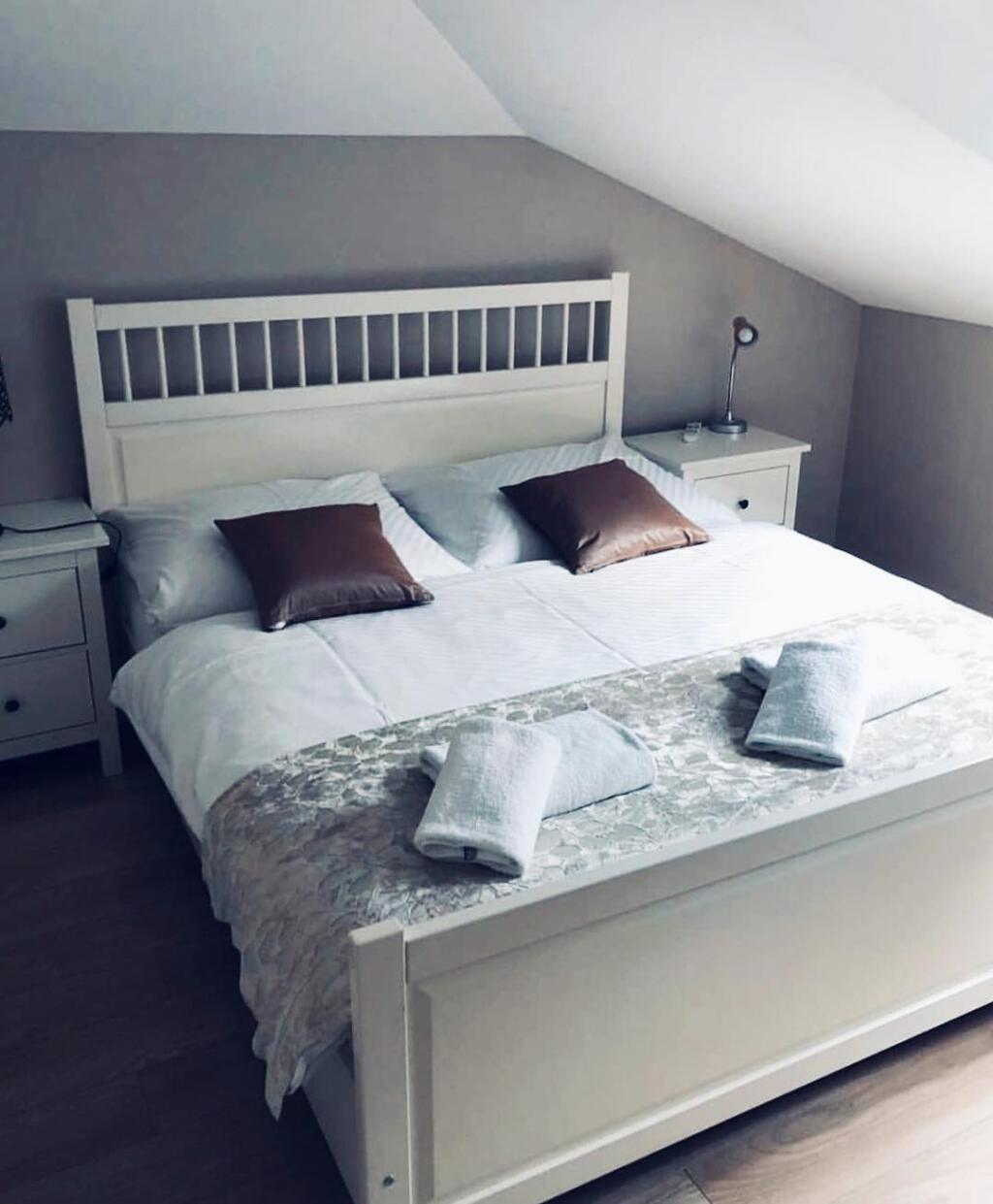 Ponúka hosťom moderné ubytovanie, pričom všetky apartmány sú ladené do béžových tónov a sú zariadené nábytkom z tmavého dreva. Majú priestrannú obývaciu izbu so satelitnou TV, kuchynku s jedálenským kútom a kúpeľňu so sprchovacím kútom.
