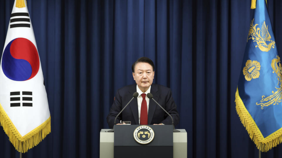 PA2 Soul - Na snímke juhokórejský prezident Jun Sok-jol počas brífingu v Soule 3. decembra 2024. Juhokórejský prezident Jun Sok-jol v utorok oznámil, že v krajine vyhlásil