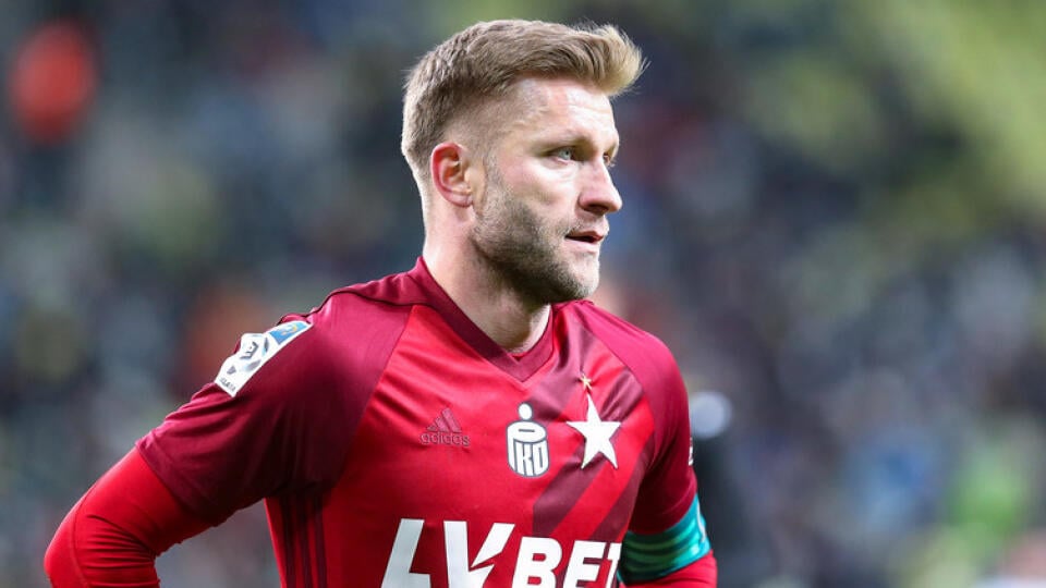 Dlhoročný poľský futbalový reprezentant Jakub Blaszczykowski chce zachrániť svojho súčasného zamestnávateľa Wislu Krakov pred insolvenciou.