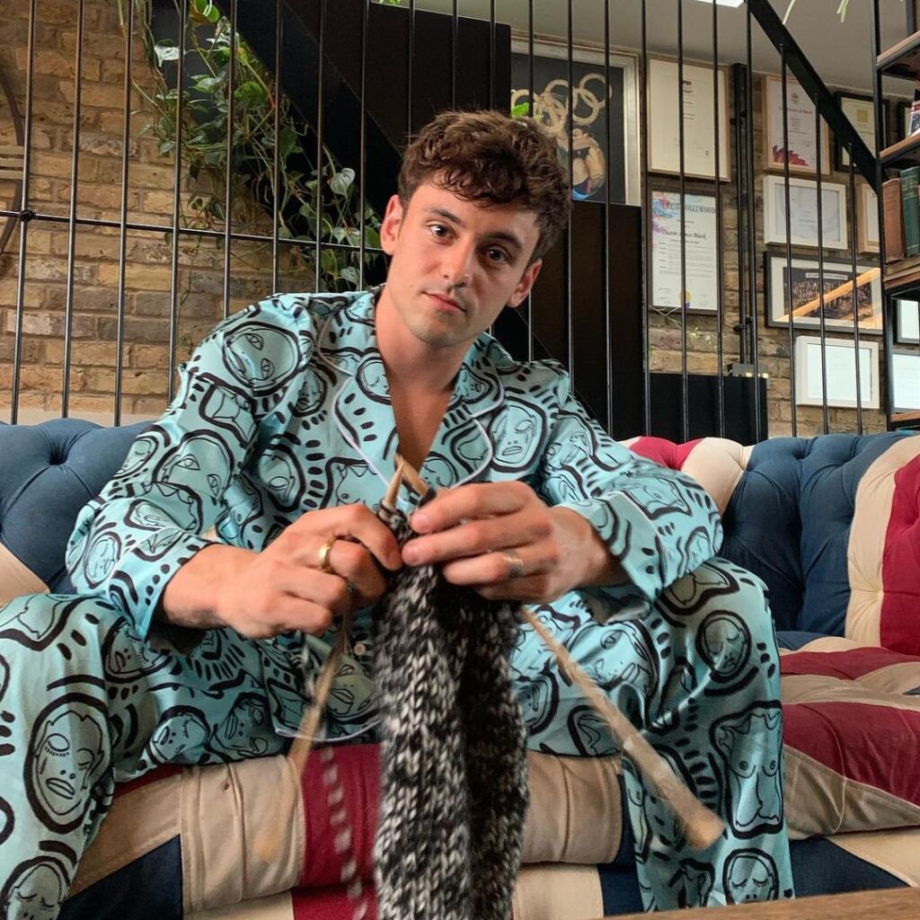 Tom Daley veľmi rád štrikuje, na instagrame má dokonca stránku so svojimi výtvormi.