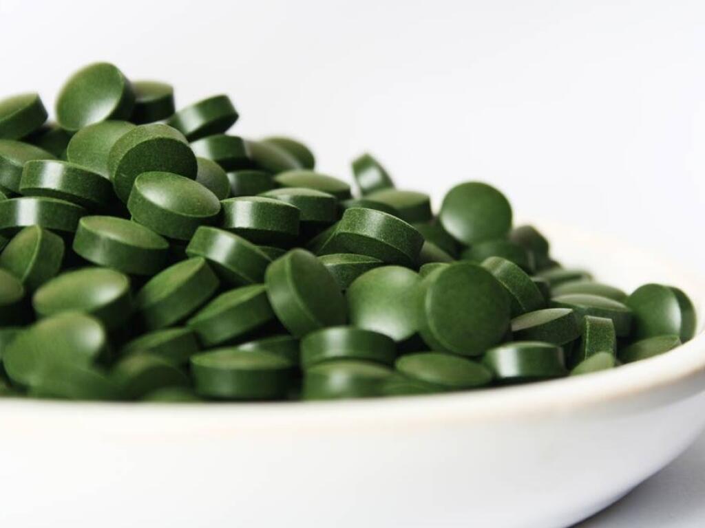 Сибирская хлорелла. Chlorella pyrenoidosa. Спирулина и хлорелла Фаберлик. Спирулина на белом фоне. Хлорелла таблетки.