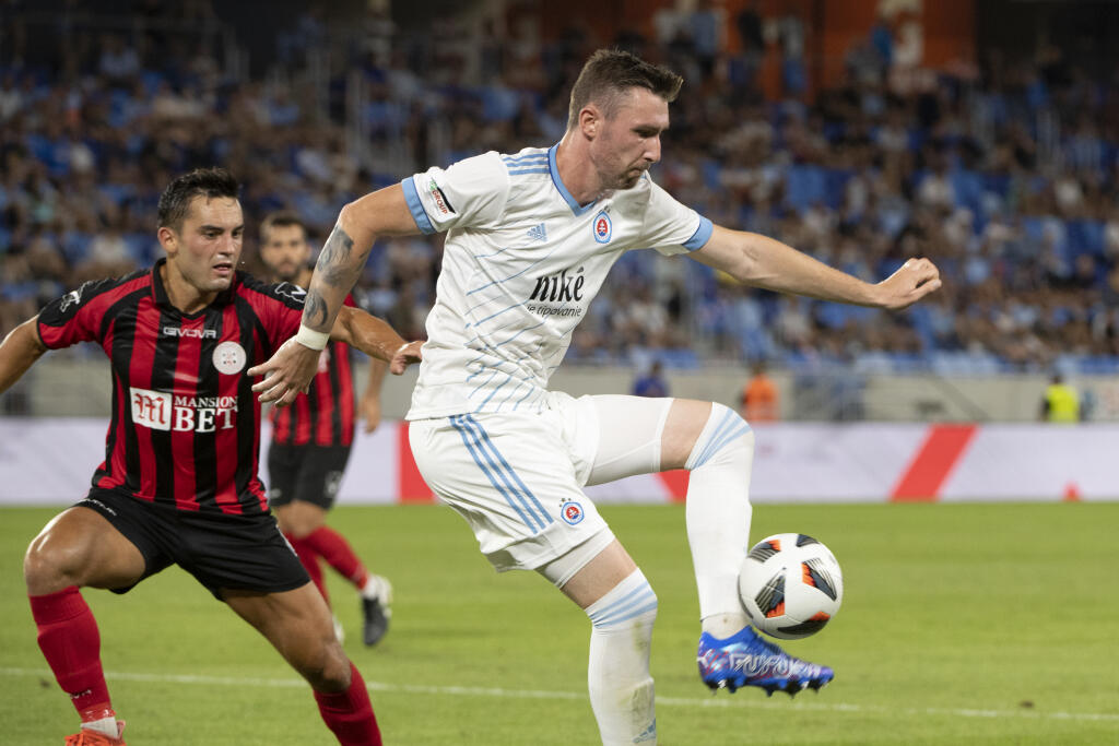 Na snímke vpravo Jaromír Zmrhal (Slovan) a vľavo John Sergeant (Lincoln) v odvete 3. predkola Európskej ligy vo futbale ŠK Slovan Bratislava – Lincoln Red Imps 10. augusta 2021 v Bratislave. FOTO TASR - Pavel Neubauer