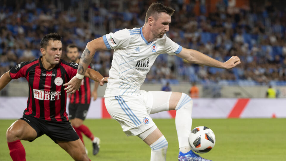 Na snímke vpravo Jaromír Zmrhal (Slovan) a vľavo John Sergeant (Lincoln) v odvete 3. predkola Európskej ligy vo futbale ŠK Slovan Bratislava – Lincoln Red Imps 10. augusta 2021 v Bratislave. FOTO TASR - Pavel Neubauer