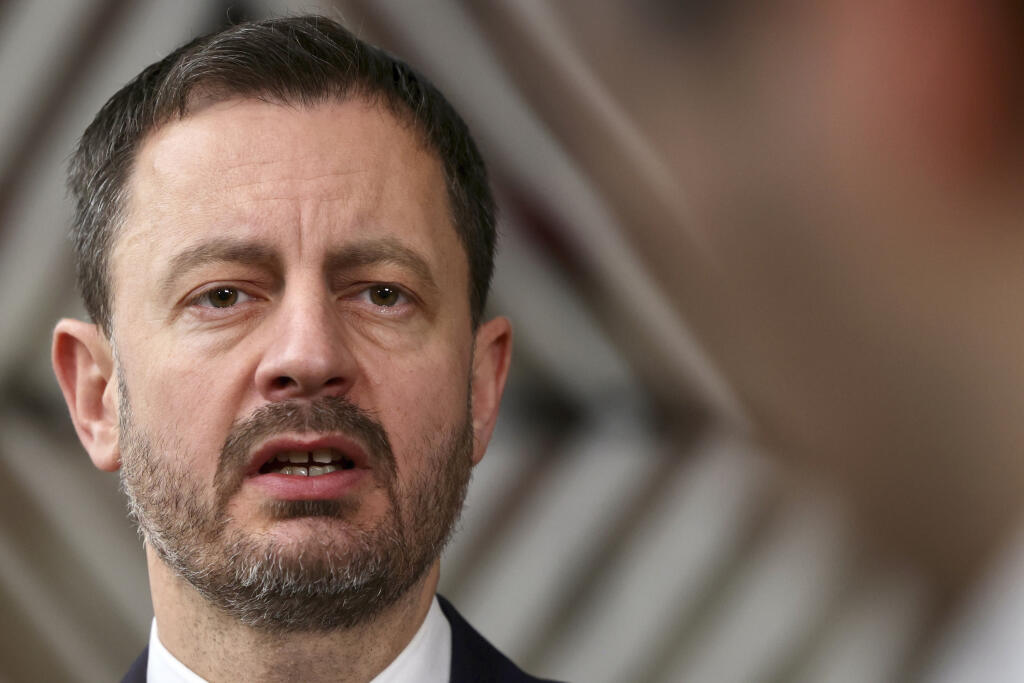 WA 16 Brusel - Slovenský premiér Eduard Heger  odpovedá na otázky novinárov počas príchodu na druhý a záverečný deň summitu EÚ v Bruseli v piatok 25. marca 2023. Európski lídri sa v piatok stretli, aby rokovali o hospodárskych a finančných problémoch a bankových pravidlách a snažili sa utlmiť obavy z možných rizík pre európskych spotrebiteľov v dôsledku bankových problémov v USA a Švajčiarsku. FOTO TASR/AP 

Slovakia's Prime Minister Eduard Heger speaks with the media as he arrives for an EU sum