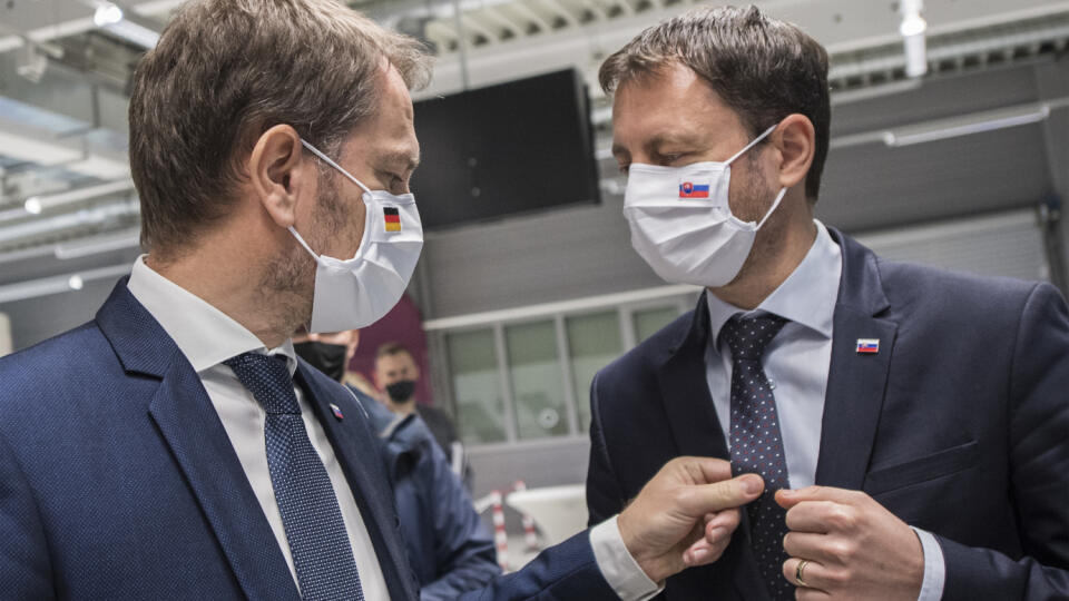 Na snímke vpravo minister financií SR Eduard Heger a vľavo premiér SR Igor Matovič . FOTO TASR - Martin Baumann