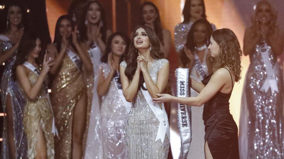 Dans Miss Univers 2020, Andrea Meza (à droite) du Mexique couronne Harnaaz Sandhu de l'Inde, qui est devenue la nouvelle Miss Univers pour 2021 lors du 70e concours de beauté annuel à la station balnéaire israélienne d'Eilat le lundi 13 décembre 2021. FOTPO TASR / AP