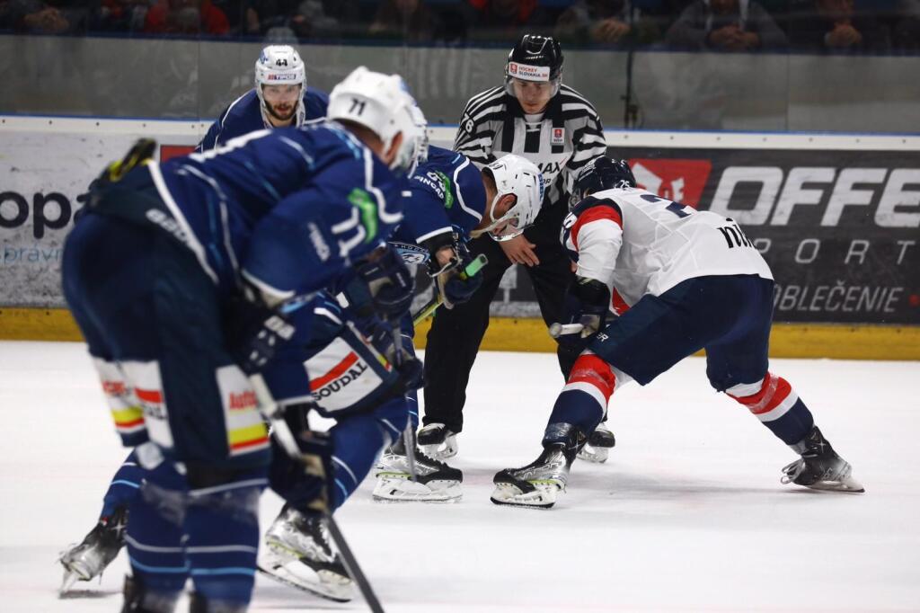 Hráči HK Nitra a HC Slovan Bratislava v šiestom finálnom zápase Tipos extraligy.