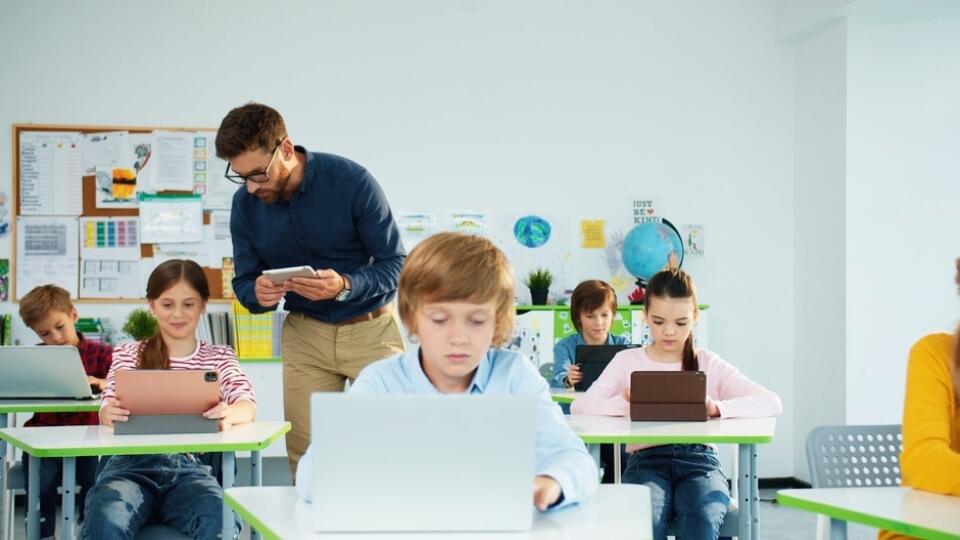 Elementary,School,Computer,Science,Class.,Junior,Students,Girls,And,Boys