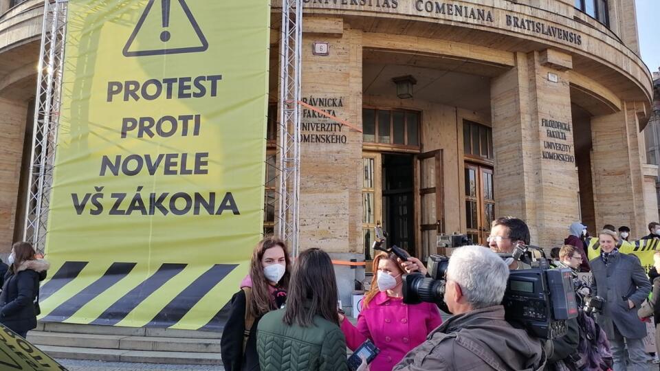 V Bratislave protestujú vysokoškoláci proti novele zákona.