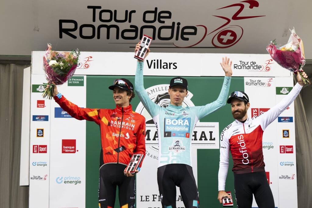JB 62 Villars - Etapové preteky Okolo Romandie vyhral ruský cyklista Aleksandr Vlasov (uprostred). Jazdec tímu Bora–Hansgrohe si zaistil triumf v nedeľnej záverečnej 5. etape, keď zvládol horskú časovku za 33:40 minúty na trati z Aigle do Villars, dlhej 15,8 km vo švajčiarskom meste Villars 1. mája 2022. Vľavo druhý Švajčiar Gino Mäder a vpravo tretí Nemec Simon Geschke. FOTO TASR/AP
From left, second placed Gino Maeder from Switzerland, winner Aleksandr Vlasov from Russia and third placed S