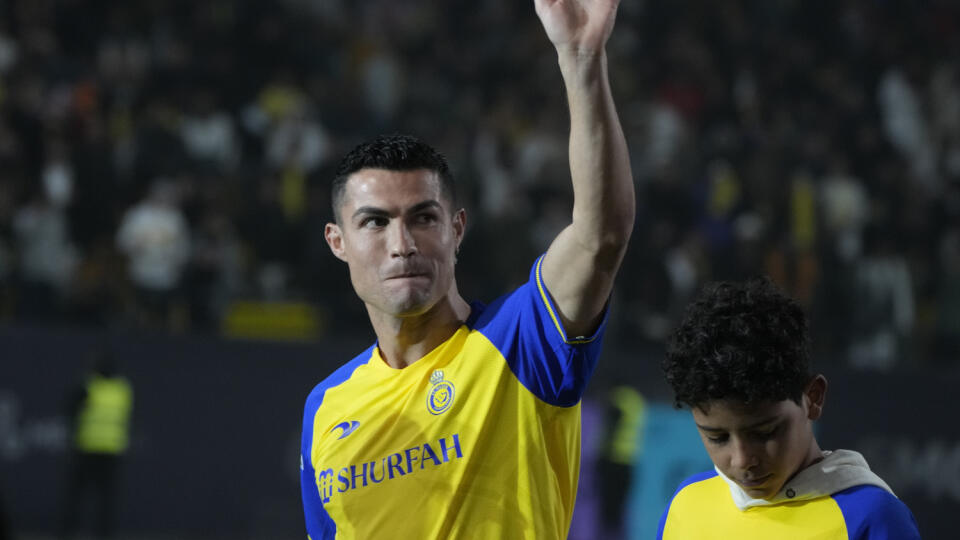 KK7 Rijád - Na snímke portugalský futbalista Cristiano Ronaldo počas jeho predstavenia v klube Al-Nassr v saudskoarabskom Rijáde v utorok 3. januára 2023. Portugalského futbalistu Cristiana Ronalda v utorok oficiálne predstavili v saudskoarabskom klube Al-Nassr. Päťnásobný držiteľ Zlatej lopty priznal, že odmietol viacero iných ponúk z celého sveta a má motiváciu prekonať rekordy aj v Saudskej Arábii. FOTO TASR/AP
Cristiano Ronaldo reacts during his official unveiling as a new member of Al Nassr