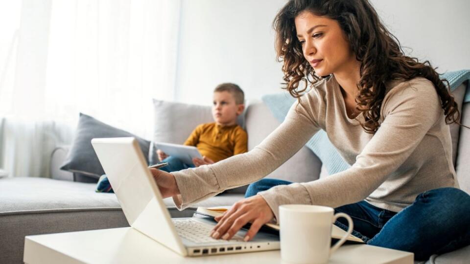 KORONOVÝ
HOME OFFICE
Každý deň
motivovať seba
samého nie je
jednoduché,
najmä ak to
trvá pridlho,
nemáme sa kde
odreagovať
a treba sa starať
aj o domácnosť
a deti.