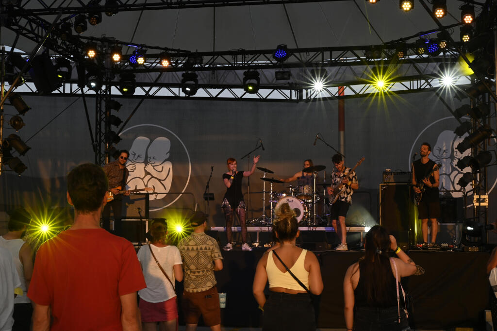 Vystúpenie skupiny Nov počas otváracieho dňa série piatich festivalov so spoločným názvom Pohoda on the Ground, 7. júla 2021 na letisku v Trenčíne. FOTO TASR - Radovan Stoklasa