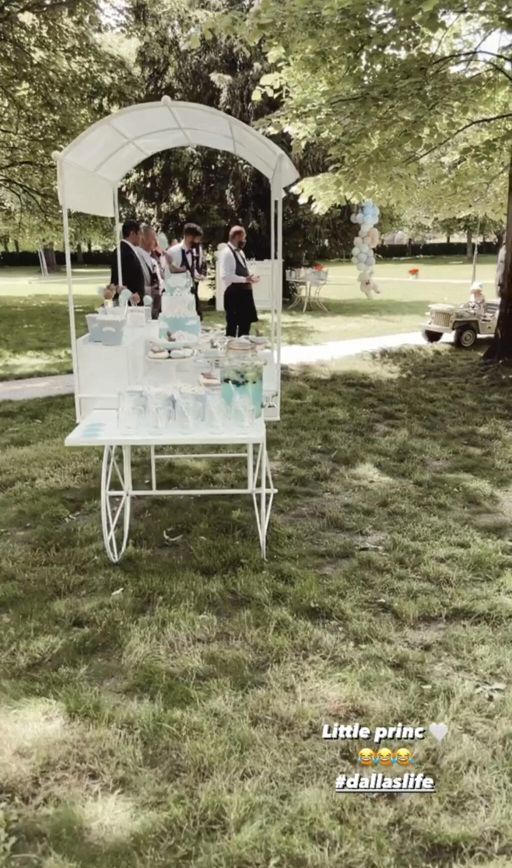 Hostia si museli prísť na svoje. Výzdoba a stolovanie bolo skutočne luxusné. Jakubko navyše dostal parádnu trojposchodovú tortu.