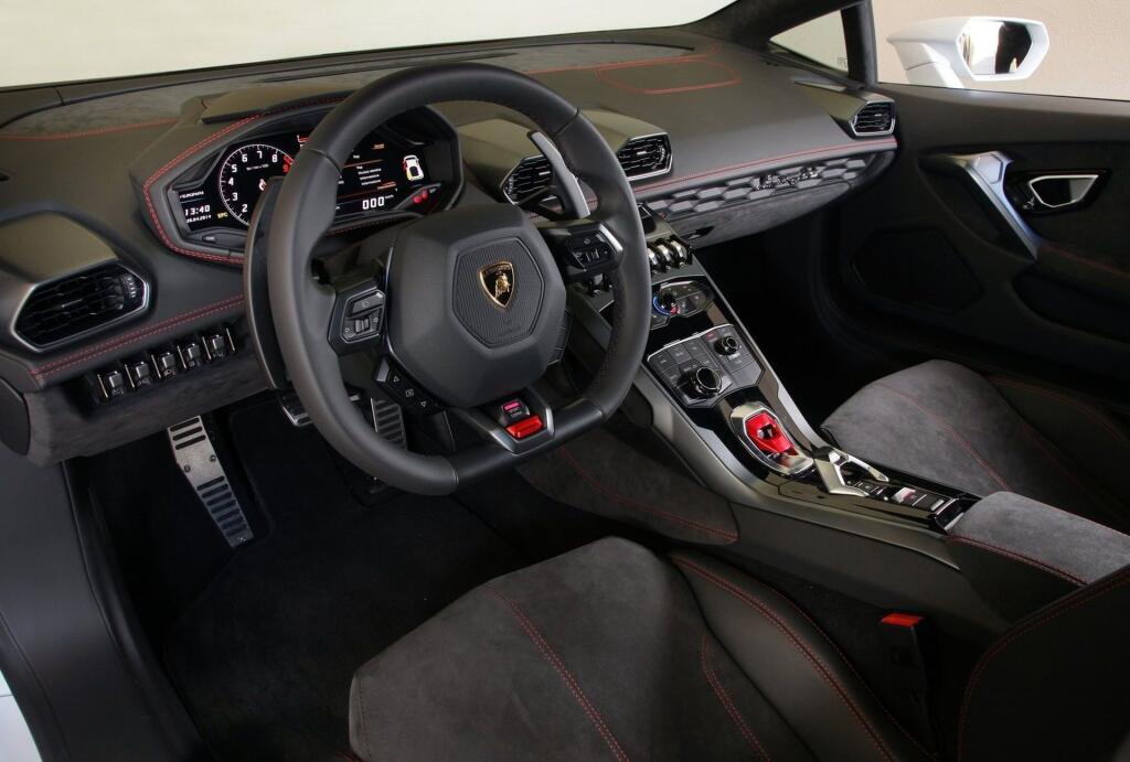 Aj toto mal Marek Hamšík v garáži: Lamborghini Huracan: Cena- 220-tisíc, Výkon – 449 kW (611 koní), Maximálna rýchlosť- 325, Zrýchlenie z 0-100 – 5 sekúnd