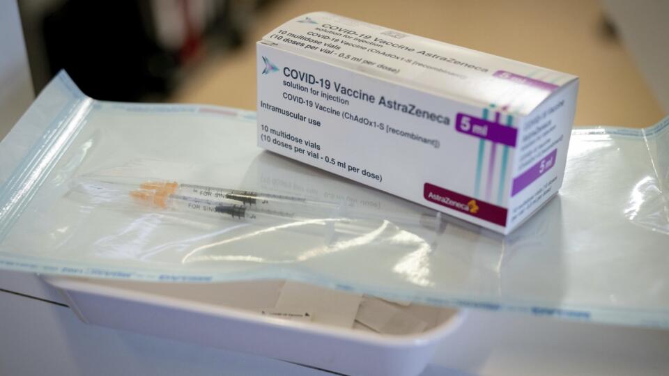 JB 26 Berlín - Striekačky a balenie s vakcínou proti ochoreniu COVID-19 od spoločnosti AstraZeneca počas príprav na očkovanie vo vakcinačnom centre na letisku Tegel v Berlíne 10. februára 2021. Zo začiatku tu bude zaočkovaný len zdravotnícky personál. FOTO TASR/AP
Syringes and a package with the vaccine from AstraZeneca are ready and waiting at the fourth vaccination center in Berlin at Tegel Airport, Germany, Wednesday, Feb.10, 2021. At the beginning, mainly nursing staff and medical personnel