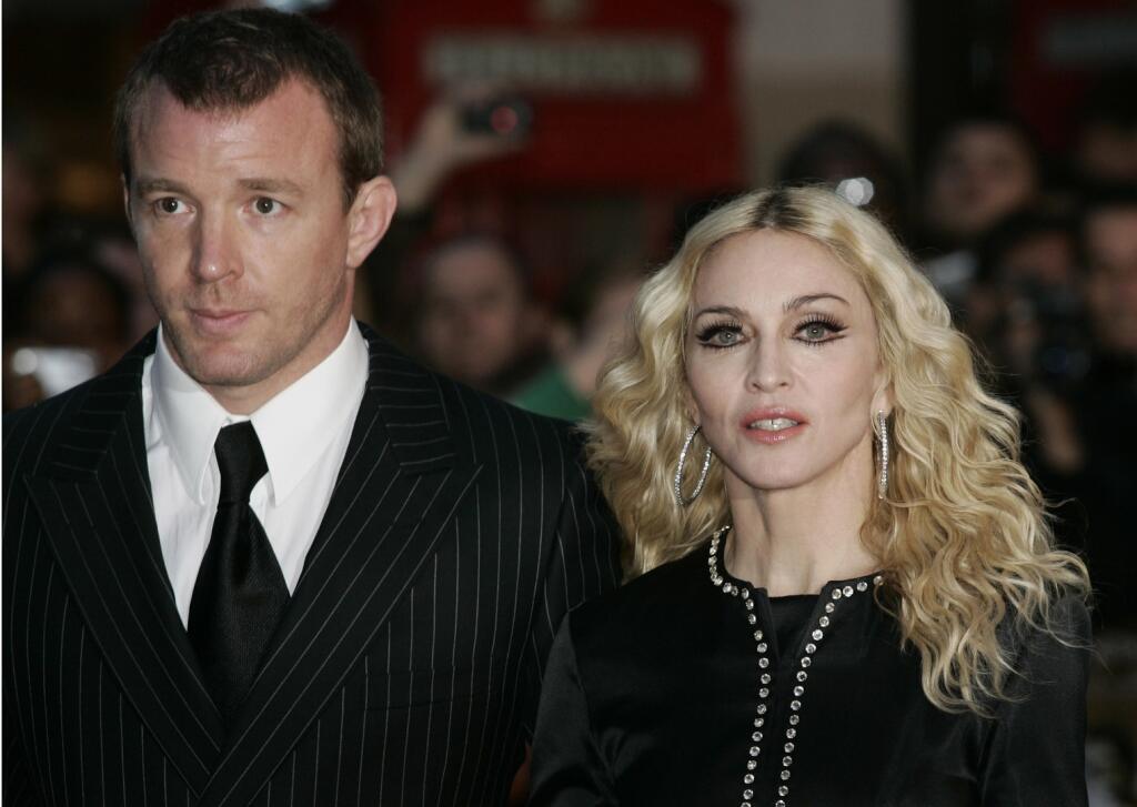 Guy Ritchie a Madonna: Rozviedli sa v 2008. Minulý rok bojovali o syna. Ten žije aktuálne s otcom.