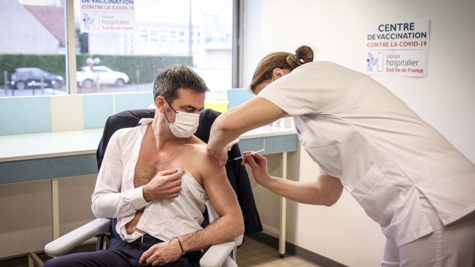 Francúzi ubezpečujú, že očkovanie vakcínou od firmy AstraZeneca je poskytuje dostatočnú ochranu.