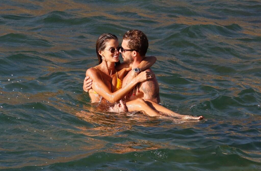 Izabel a Kevin majú na dovolenke oči len pre seba.