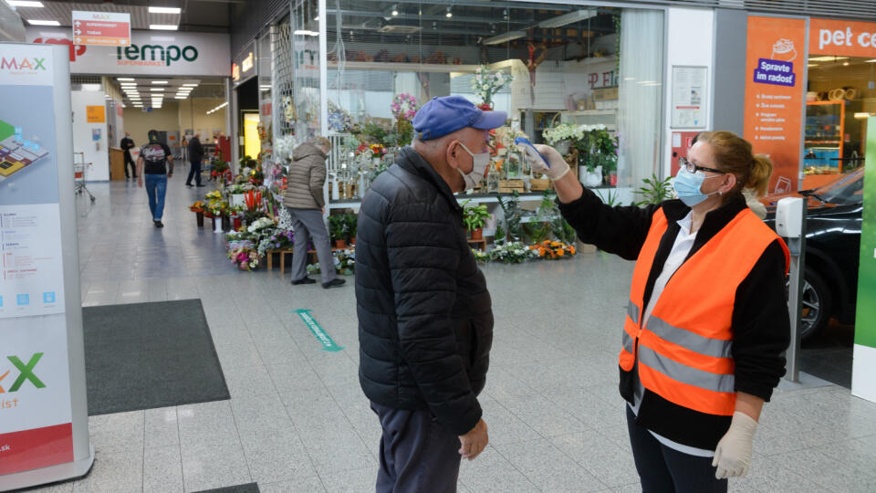 Slovensko sprísnilo protiepidemické opatrenia. Od štvrtka 15. októbra 2020 sú rúška povinné takmer všade, obmedzujú sa prevádzky, zakazujú hromadné podujatia s účasťou nad šesť osôb. Predajne potravín a drogérie musia v pondelok až piatok vyčleniť seniorom nad 65 rokov čas na nákup - od 9.00 h do 11.00 h. Na snímke zákazník počas merania teploty v zábavno-obchodnom dome 15. októbra 2020 v Nitre. FOTO TASR - Henrich Mišovič