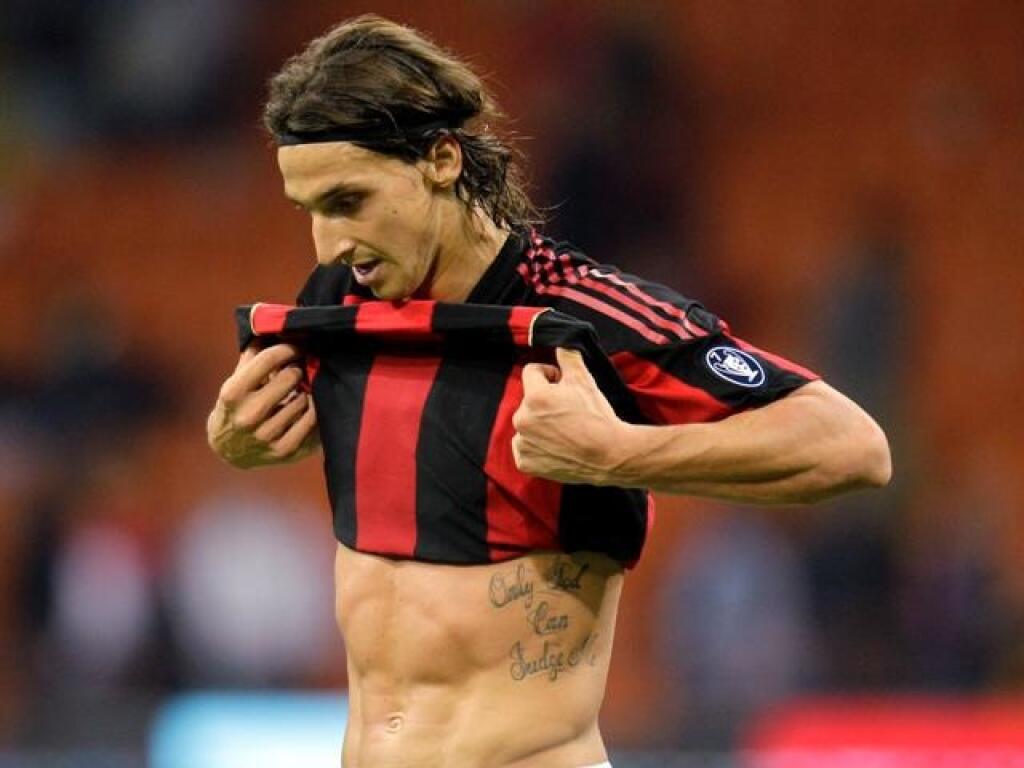 Zlatan Ibrahimovič oslavuje gól do siete FC Janov.
