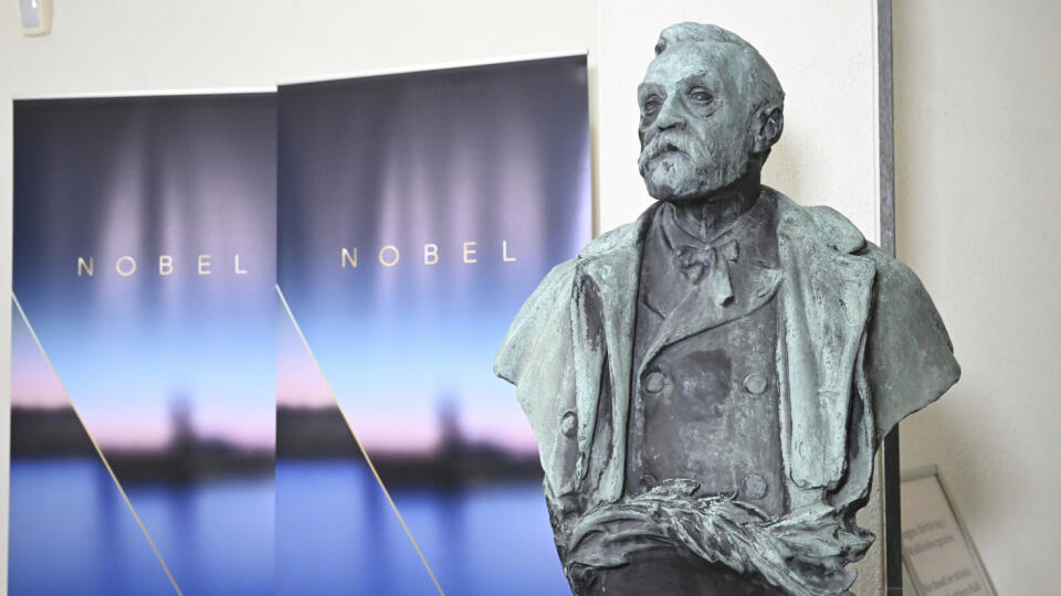Na snímke busta Alfreda Nobela v Štokholme v pondelok 2. októbra 2023.