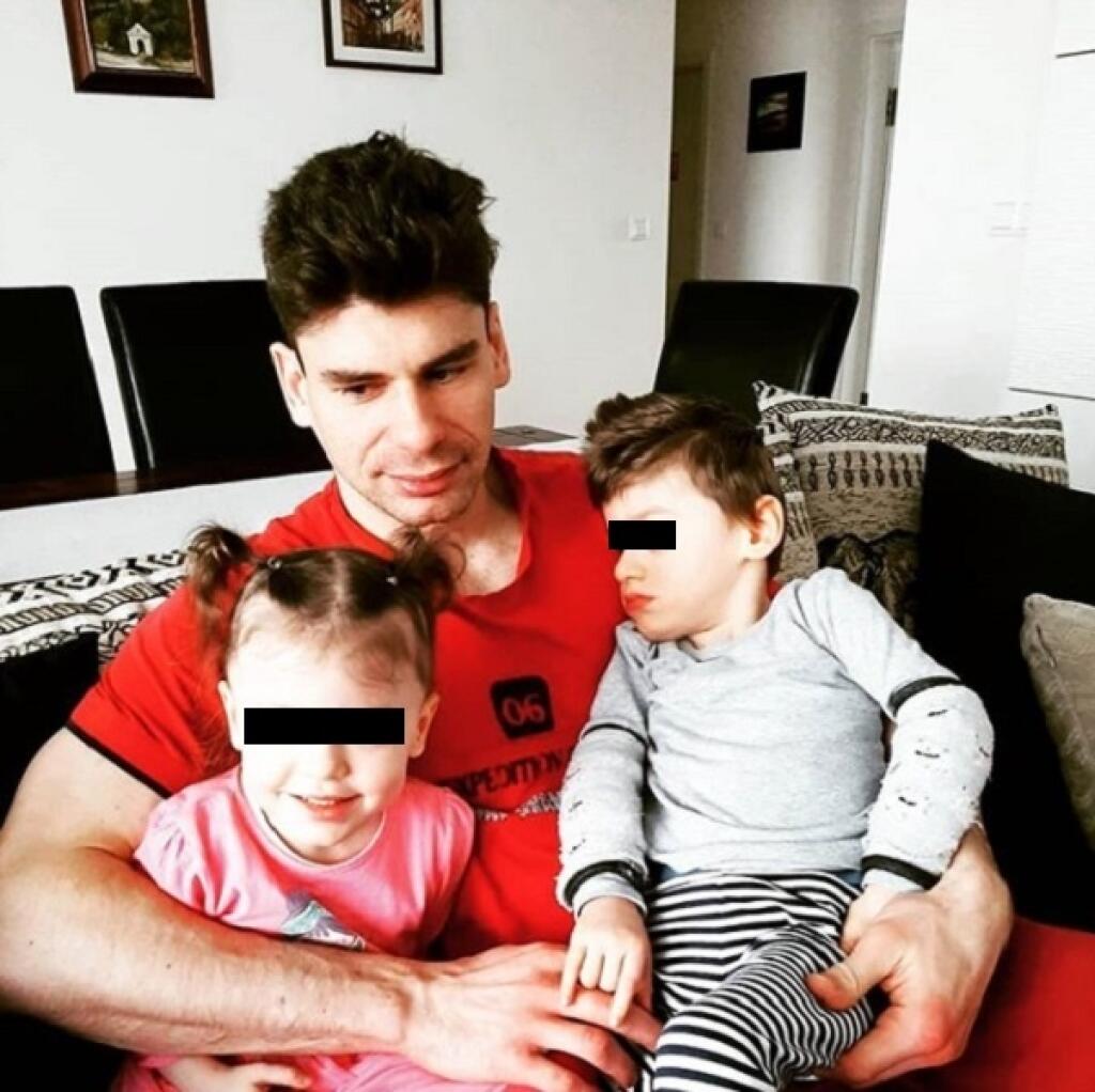 JURAJ VALACH. Slovenského hokejistu zasiahla pred rokmi obrovská tragédia. Jeho manželka Simona († 22) neprežila pôrod dvojičiek, ktoré tak Valach vychováva sám. Deti Amálku a Jerguša sa podarilo zachrániť, ale chlapček má zdravotné problémy, pretože utrpel poškodenie mozgu a vyžaduje si špeciálnu starostlivosť.