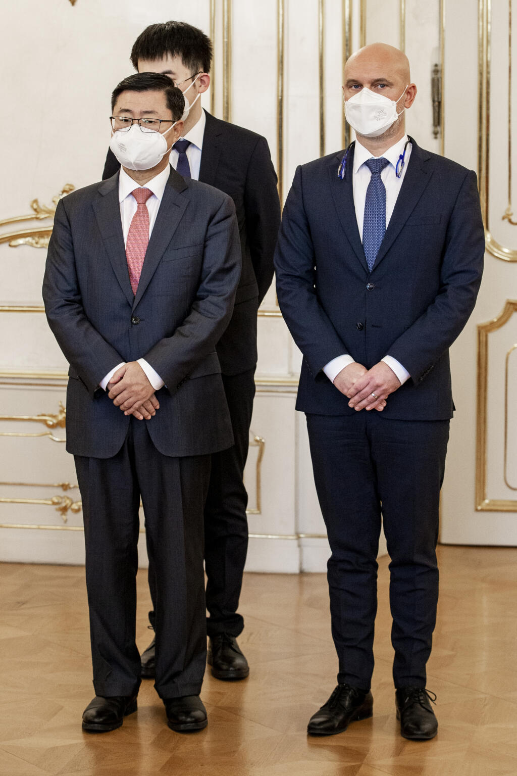 Ceremoniálu sa zúčastnil aj minister školstva Branislav Gröhling. Stál vedľa čínskeho veľvyslanca.