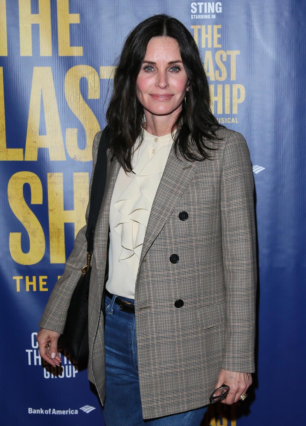 Courteney Cox (56) vystriedala viacerých partnerov vrátane Michaela Keatona a Adama Duritza zo skupiny Counting Crows. V roku 1999 sa vydala za Davida Arquetta, s ktorým má dcéru Coco, ale po 14 rokoch sa rozviedli. Od roku 2013 žije s hudobníkom Johnnym McDaidom zo skupiny Snow Patrol. Herečka sa môže pochváliť tým, že medzi jej prapredkov patrili William Dobyvateľ a anglický kráľ Eduard II.