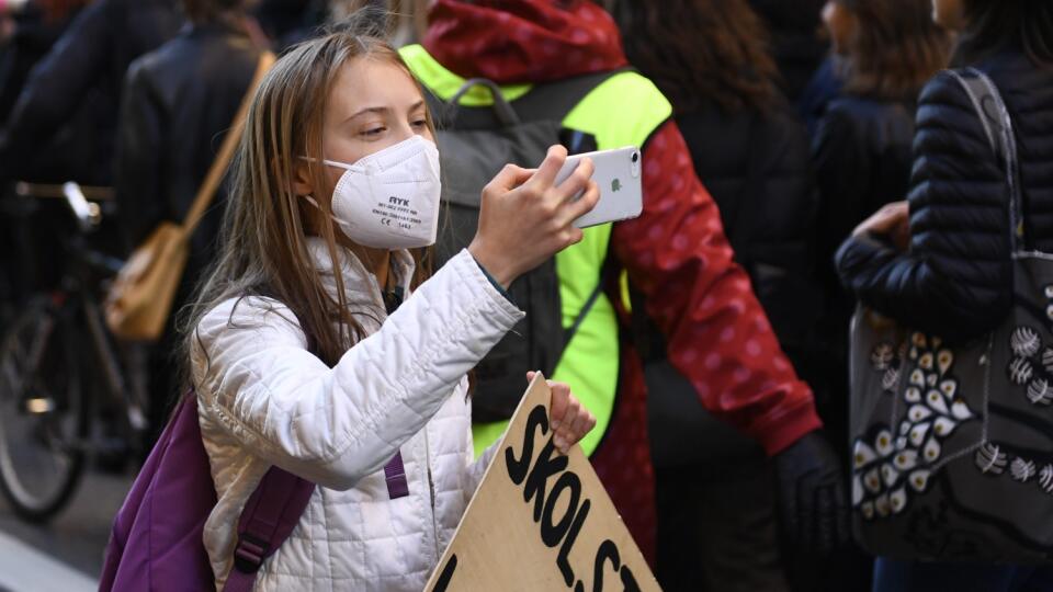 JB 37 Štokholm - Švédska klimatická aktivistka Greta Thunbergová si fotí selfie na klimatickej demonštrácii za ochranu klímy pod heslom Piatky za budúcnosť v Štokholme 22. októbra 2021. FOTO TASR/AP
 
Activist Greta Thunberg takes a picture during a "global climate strike" demonstration, organized by Fridays For Future in central Stockholm, Friday, Oct. 22, 2021. (Erik Simander/TT via AP)