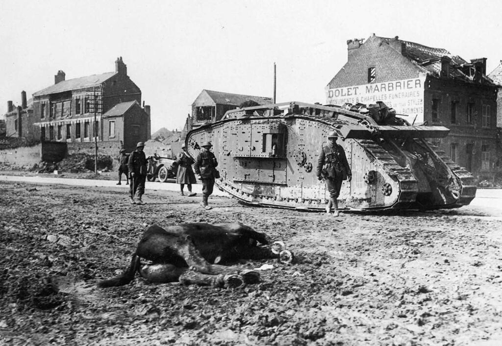 Metafora prvej svetovej vojny: starý spôsob vedenia boja umieral, zatiaľčo ten nový aj v podobe tankov sa rodil.