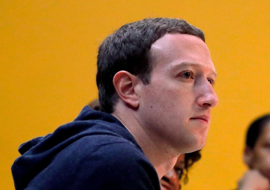 JB 16 Archív - Na archívnej snímke z 9. novembra 2017 výkonný riaditeľ Facebooku Mark Zuckerberg počas diskusie za okrúhlym stolom s inovátormi v St. Louis. Zuckerberg bude v utorok 10. apríla 2018 vypovedať pred Kongresom USA v súvislosti so škandálom úniku osobných údajov až 50 miliónov užívateľov Facebooku pri amerických prezidentských voľbách v roku 2016, čo malo dopomôcť Donaldovi Trumpovi k víťazstvu. FOTO TASR/AP

FILE - In this Nov. 9, 2017, file photo, Facebook CEO Mark Zuckerberg mee
