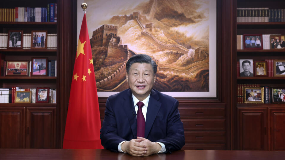 WA 64 Peking - Čínsky prezident Si Ťin-pching vystupuje v štátnej televízii s novoročným prejavom v Pekingu v sobotu 31. decembra 2022. FOTO TASR/AP
In this photo released by Xinhua News Agency, Chinese President Xi Jinping delivers a New Year address in Beijing, Saturday, Dec. 31, 2022. China