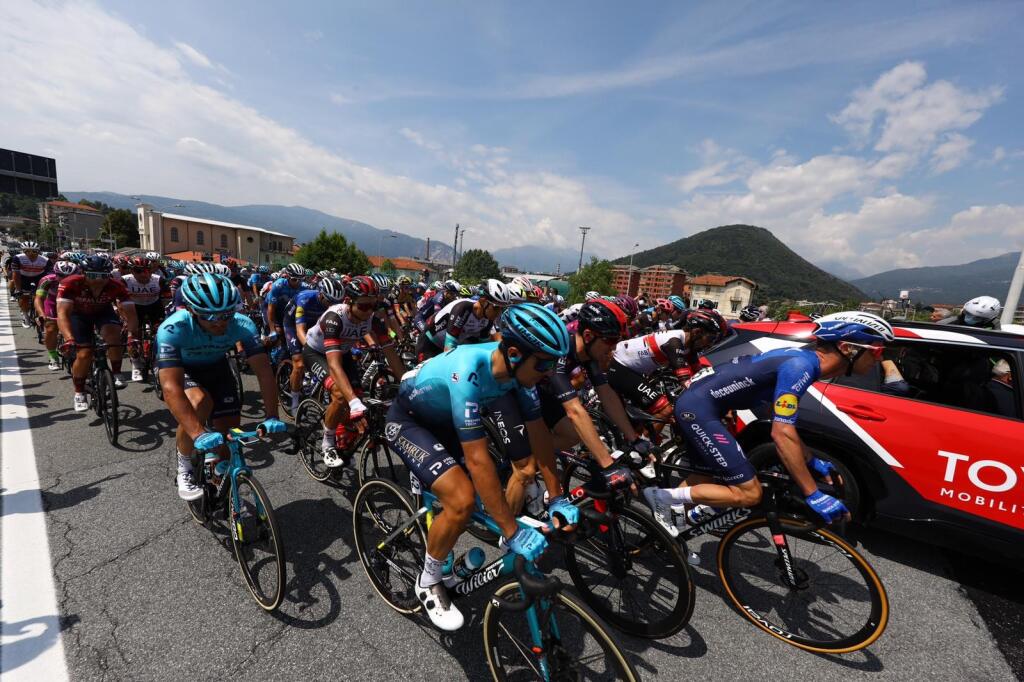 Štart 20. etapy Giro d´Italia vyvolal v mestečku Verbania-Valle Spluga ošiaľ. Stovky fanúšikov vyprevádzali cyklistov na 164-kilometrovú trať.