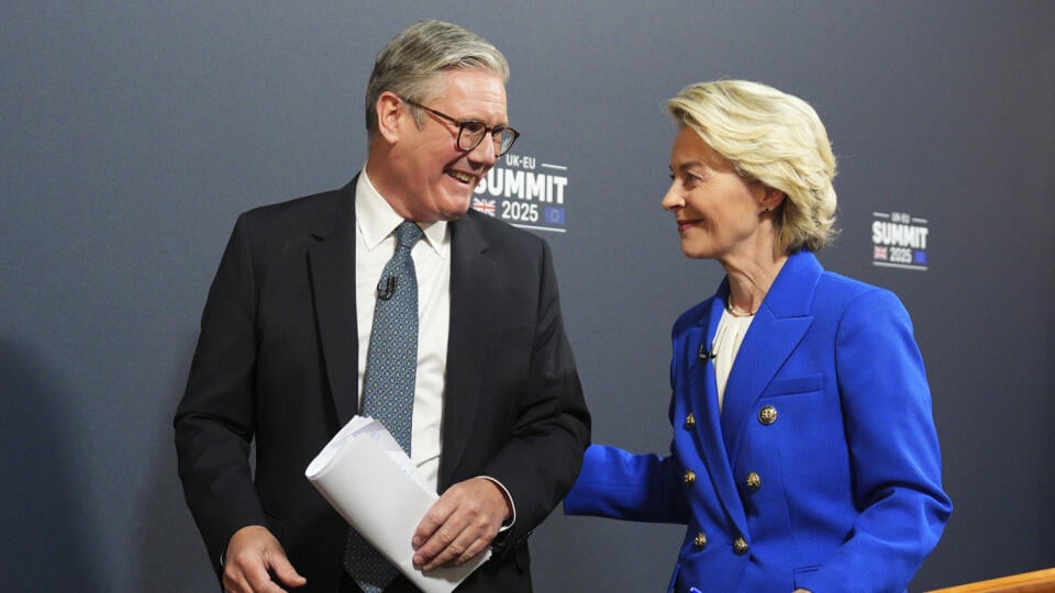 WA 12 Londýn - Na snímke britský premiér Keir Starmer (vľavo) a predsedkyňa Európskej komisie (EK) Ursula von der Leyenová (vpravo) odchádzajú zo spoločnej tlačovej konferencie po prvom summite Británie a Európskej únie od vystúpenia Spojeného kráľovstva z EÚ v Londýne 19. mája 2025. FOTO TASR/AP
Britain's Prime Minister Keir Starmer, left, and European Commission President Ursula von der Leyen smile as they leave at the end of a joint press conference with European Council President Antoni