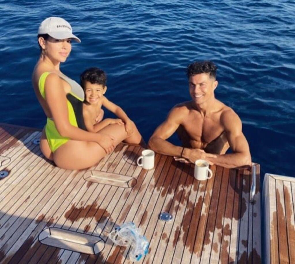 Z drevenej terasky si môžu Ronaldo s Georginou a deťmi kedykoľvek skočiť do mora.