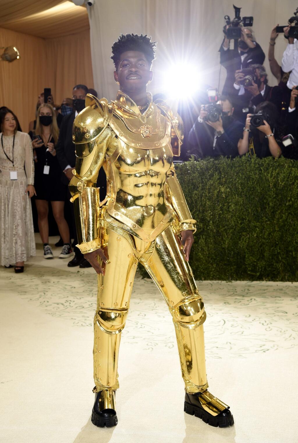 Na snímke americký reper Lil Nas X prichádza na galavečer po otvorení výstavy pod názvom V Amerike: Lexikón módy v Metropolitnom múzeu umenia v New Yorku v noci na 14. septembra 2021. FOTO TASR/AP