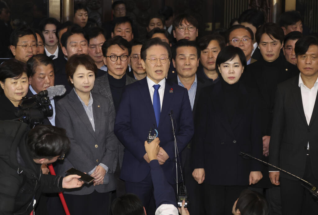 KK12 Soul - Juhokórejský opozičný líder Lee Čae-mjung počas vyhlásenia pred budovou parlamentu v Soule 4. decembra 2024. Juhokórejský parlament v utorok večer väčšinou 190 z 300 poslancov schválil návrh na zrušenie stanného práva, ktoré predtým prekvapivo vyhlásil prezident Jun Sok-jol. FOTO TASR/AP

South Korea's main opposition Democratic Party leader Lee Jae-myung, center, speaks at the National Assembly in Seoul, South Korea, Wednesday, Dec. 4, 2024. (Kim Ju-hyung/Yonhap via AP)