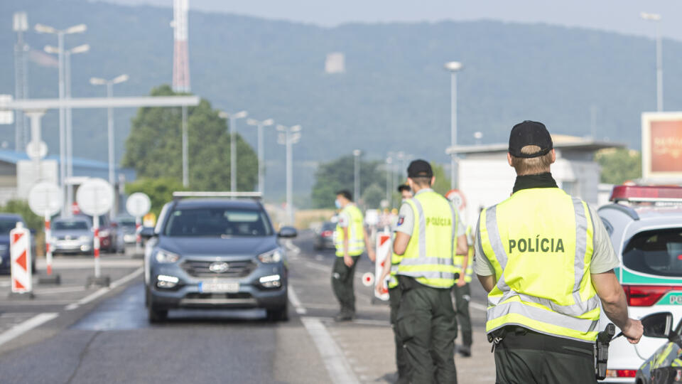 Na bývalých hraničných priechodoch Berg a Jarovce-Kittsee budú v najbližších dňoch prebiehať intenzívne policajné kontroly. Zamerané budú na karanténne povinnosti po vstupe na územie Slovenska. Na snímke policajti kontrolujú vodičov na hraničnom prechode Petržalka-Berg 24. júna 2021. FOTO TASR - Martin Baumann