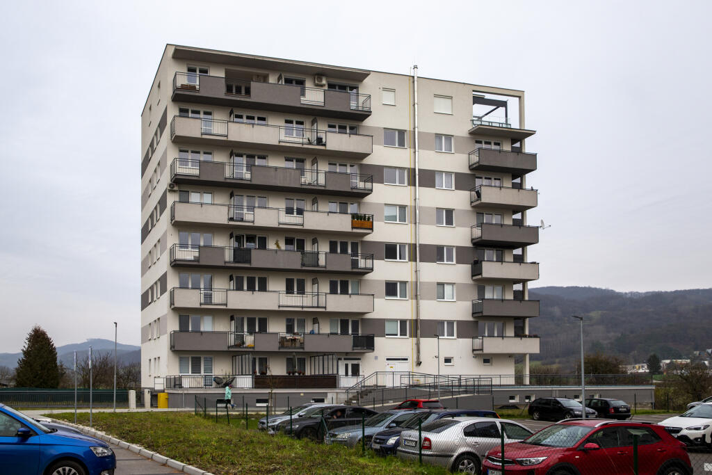 V tomto bytovom dome sa naposledy Šulová stretávala s Lobotkom. Byt je pritom písaný na mamu nášho futbalistu.