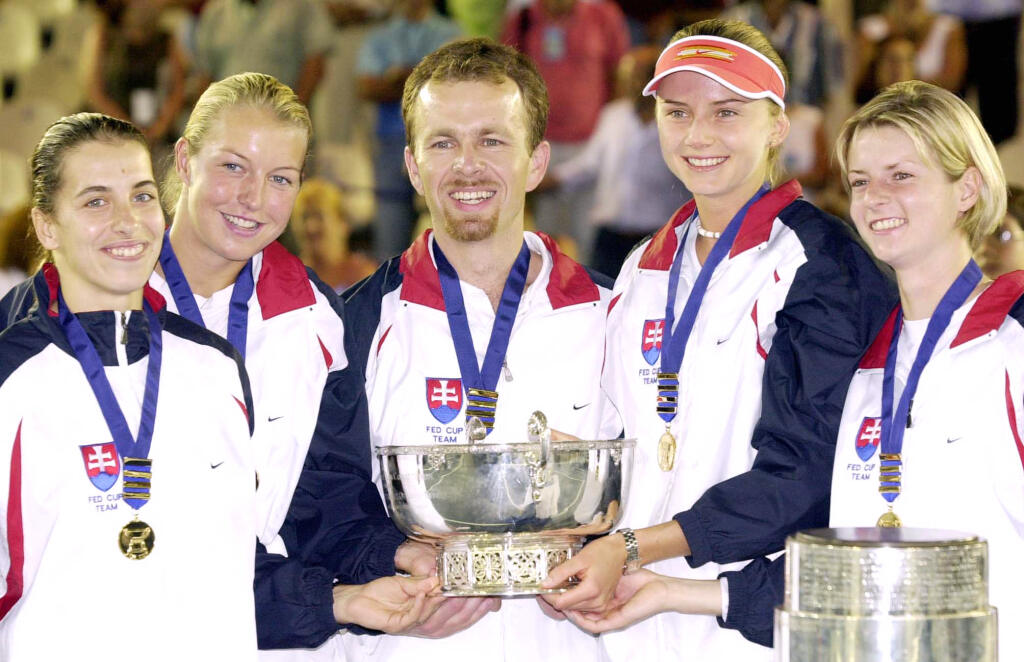 Nagyová (druhá vľavo) sa pričinila o najväčší úspech nášho tenisu, keď bola v roku 2002 súčasťou tímu, ktorý vyhral náš doposiaľ jediný Pohár federácie.