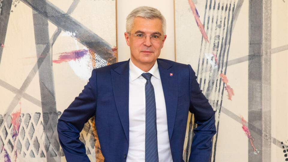 Minister zahraničných vecí Ivan Korčok upozorňuje, že situácia s koronavírusom je na Slovensku vážna. Na zasadnutí Rady ministrov zahraničných vecí Európskej únie preto požiada o pomoc.