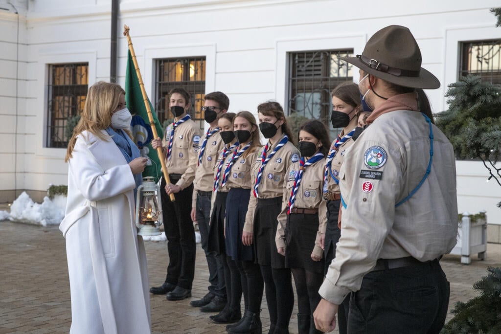 Prezidentka Slovenskej republiky Zuzana Čaputová prevzala od zástiupcov Slovenského skautingu betlehémske svetlo.