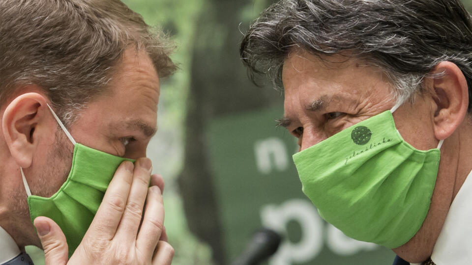 Na snímke vľavo predseda vlády SR Igor Matovič a vpravo minister životného prostredia SR Ján Budaj počas tlačovej konferencie, ktorá bola spojená s prestrihaním pásky kancelárie prvého kontaktu: Zelená linka, sadenie okrasného stromu (jaseňovca metlinatého) do stromoradia pred budovou ministerstva a symbolické zazelenenie Štúrovho námestia pri príležitosti Svetového dňa životného prostredia 5. júna 2020 v Bratislave. FOTO TASR - Martin Baumann