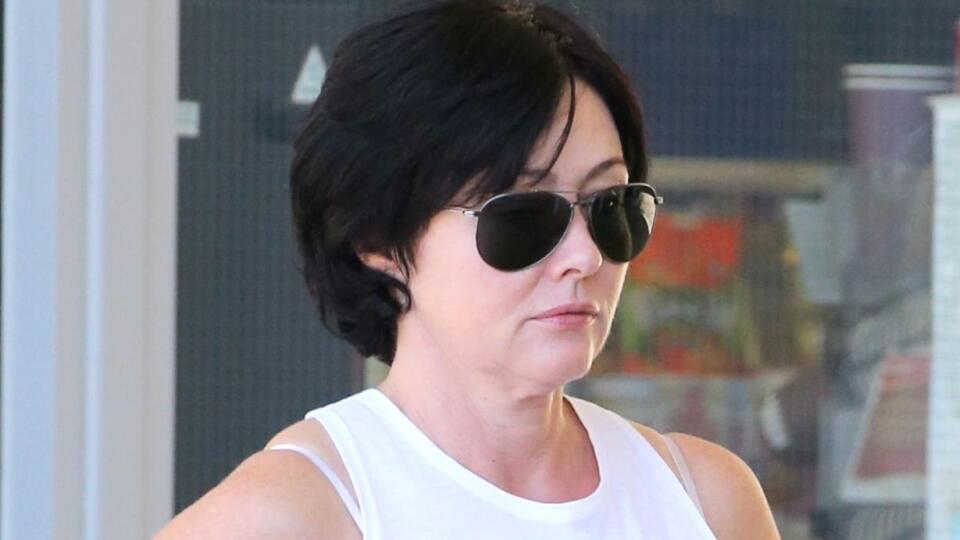 Shannen Doherty už dorastajú vlasy po chemoterapii.