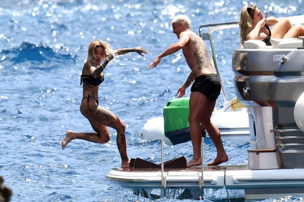 Futbalista Theo Hernandez a modelka Zoe Cristofoli si užili plavbu na jachte plnú erotiky.