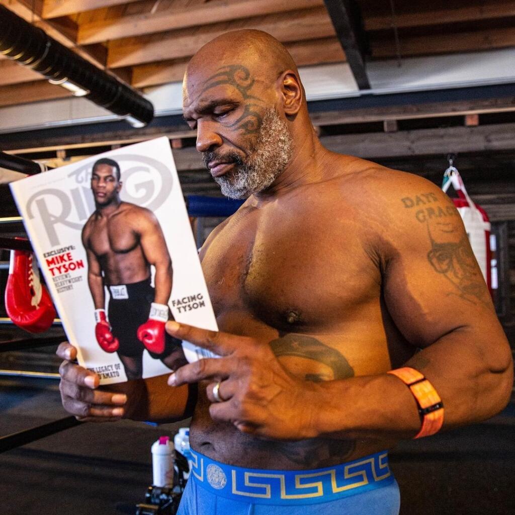 Mike Tyson deň čo deň tvrdo trénuje a najmä vďaka tomu pripomína jeho telo horu svalov.